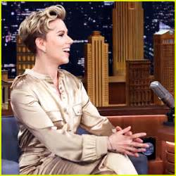 Scarlett johansskn on jimmy fallon magic trick